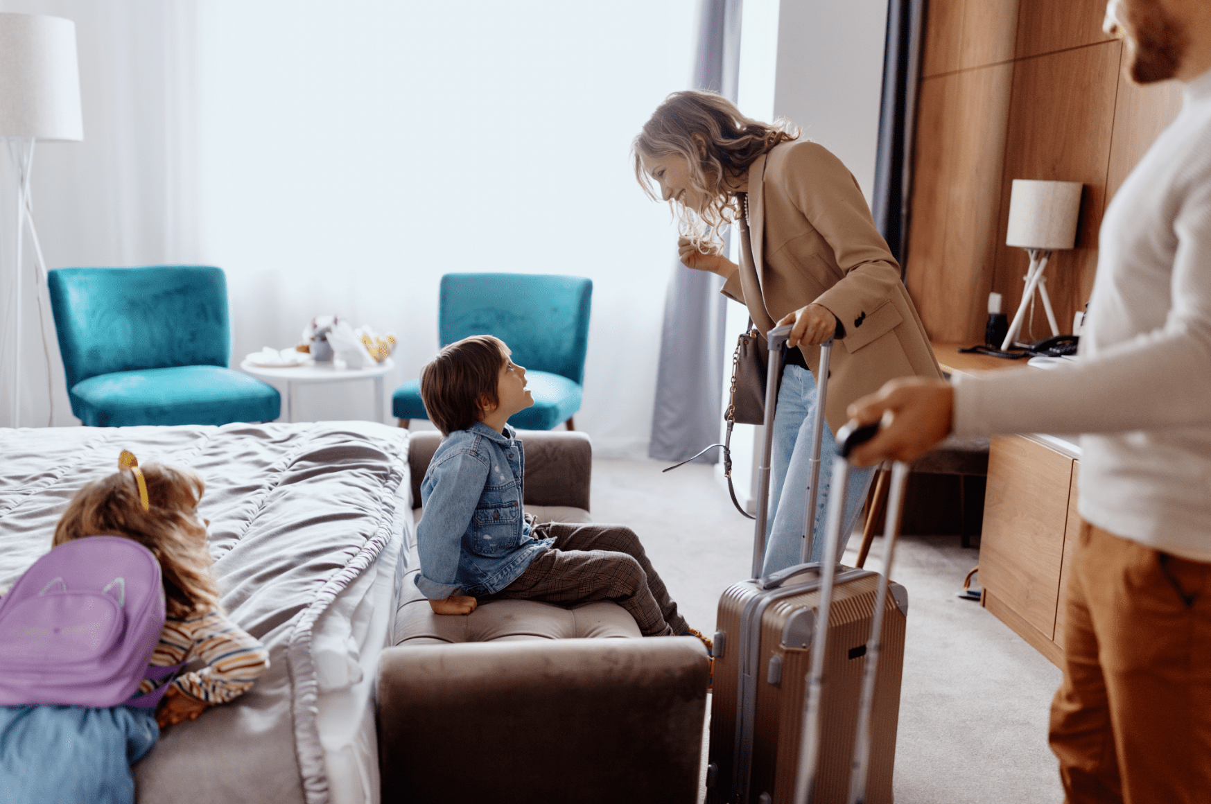 A family arriving in a hotel room