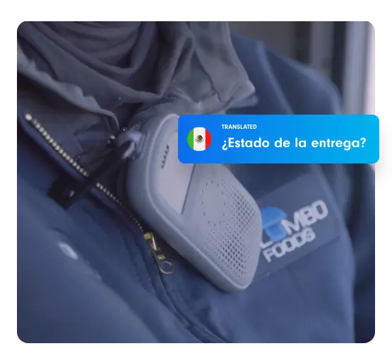 Close-up of a Relay device clipped to a food worker’s jacket, showing the translated message “¿Estado de la entrega?”